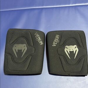 Venum Black Knee Pads